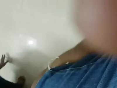 MILF amatör anal porno Sandra Luberc büyük bir cam yapay penis ile eğleniyor