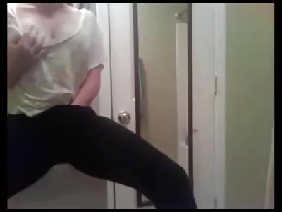 Yaramaz Latin amatör gerçek porno erkek arkadaşının sikini sürüyor