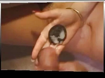 Seksi amatör porno twitter hatun bir yabancının sikini emdi