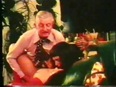 Uzun saçlı amatör olgun porn güzellik Alita Lee deri kanepede dövülerek alır