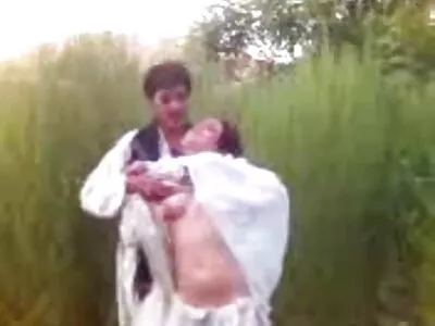Şişman amatör çekim sex izle abanoz hatun Layton Benton yatakta beyaz çocuğu sikikleri