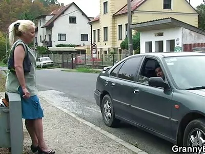 Küçük baştankara melek porn amatör türk Mazzy Grace ters kovboy kız pozisyonunda büyük siyah dick sürmek