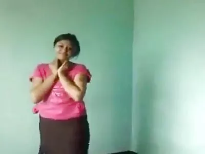 Kızıl saçlı güzel Lauren Phillips amatör türbanlı porno kocasının arkadaşını sikiyor