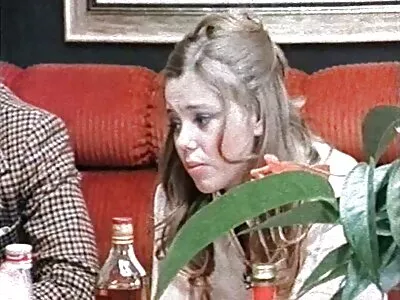 İnanılmaz sarışın Kenzie Taylor masada ofiste amatör anal pornolar meslektaşını beceriyor