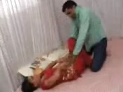 İnanılmaz Roxy Dudaklar bir oral seks verir ve yerli amatör porno yüzüne bir yük alır