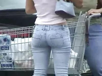 Kuzgun saçlı sürtük Loren amatör soyunan kızlar Minardi küvette becerdin alır